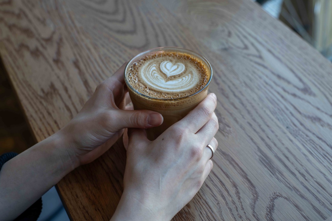 大阪のカフェでラテを手に持つ様子
